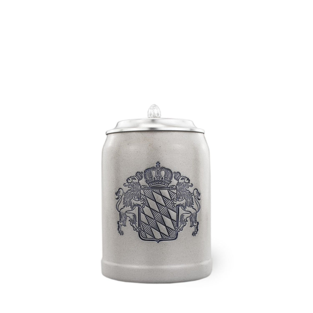 Grauer Bierkrug aus Keramik mit aufgedrucktem blauem bayerischem Wappen und Zinndeckel.