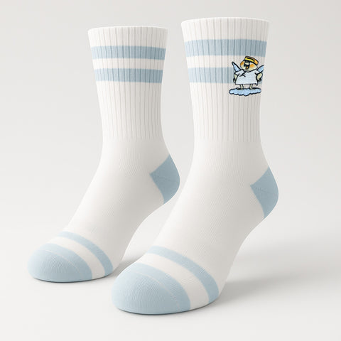 Weiße Engel Aloisius Sportsocken Luhja sag i mit blauen Streifen und Aloisius-Motiv, Fersen und Zehen hellblau.