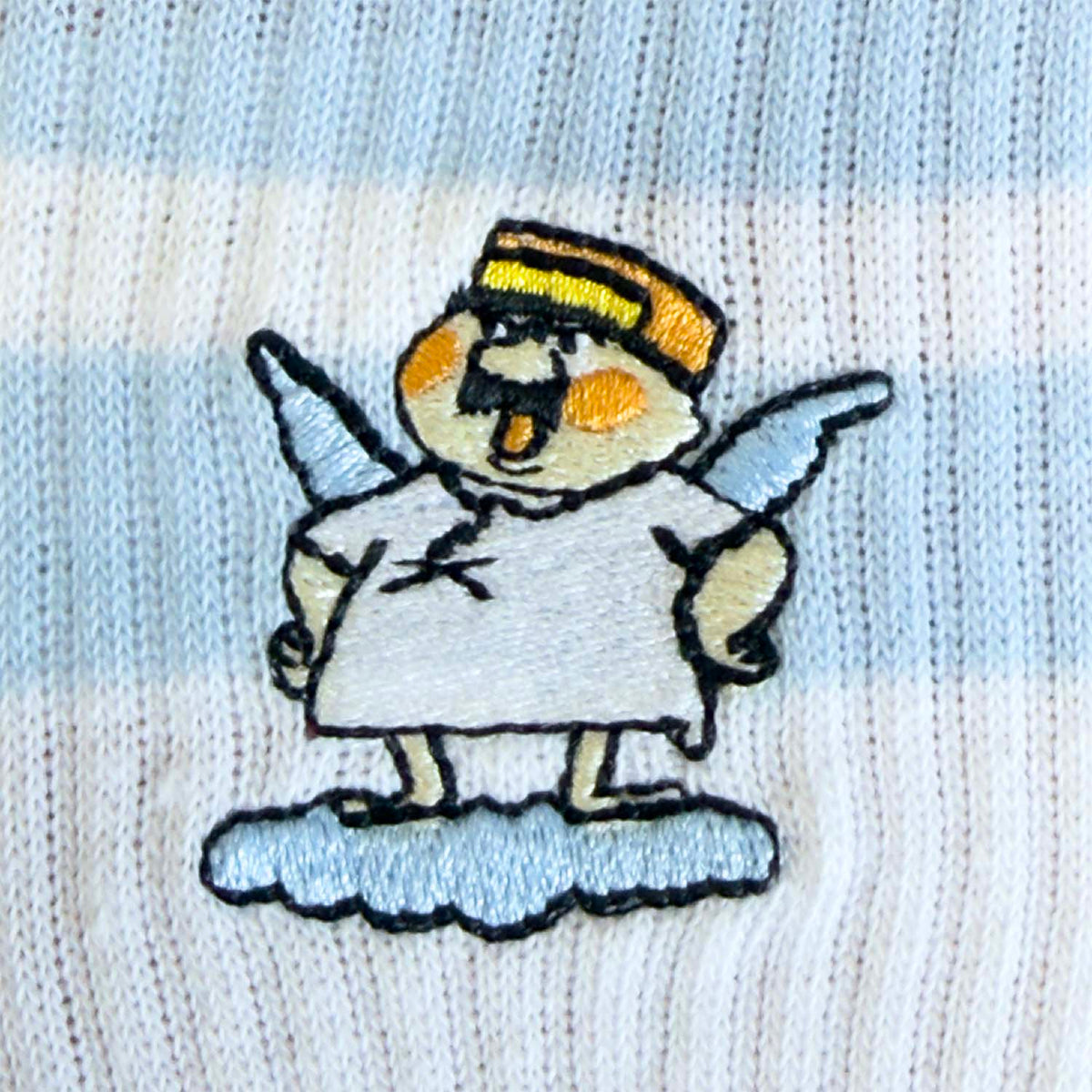 Detailaufnahme der Engel Aloisius Sportsocken mit gesticktem, bayerischem Engel auf Wolke, hellblau-weiß gestreiftem Stoff.