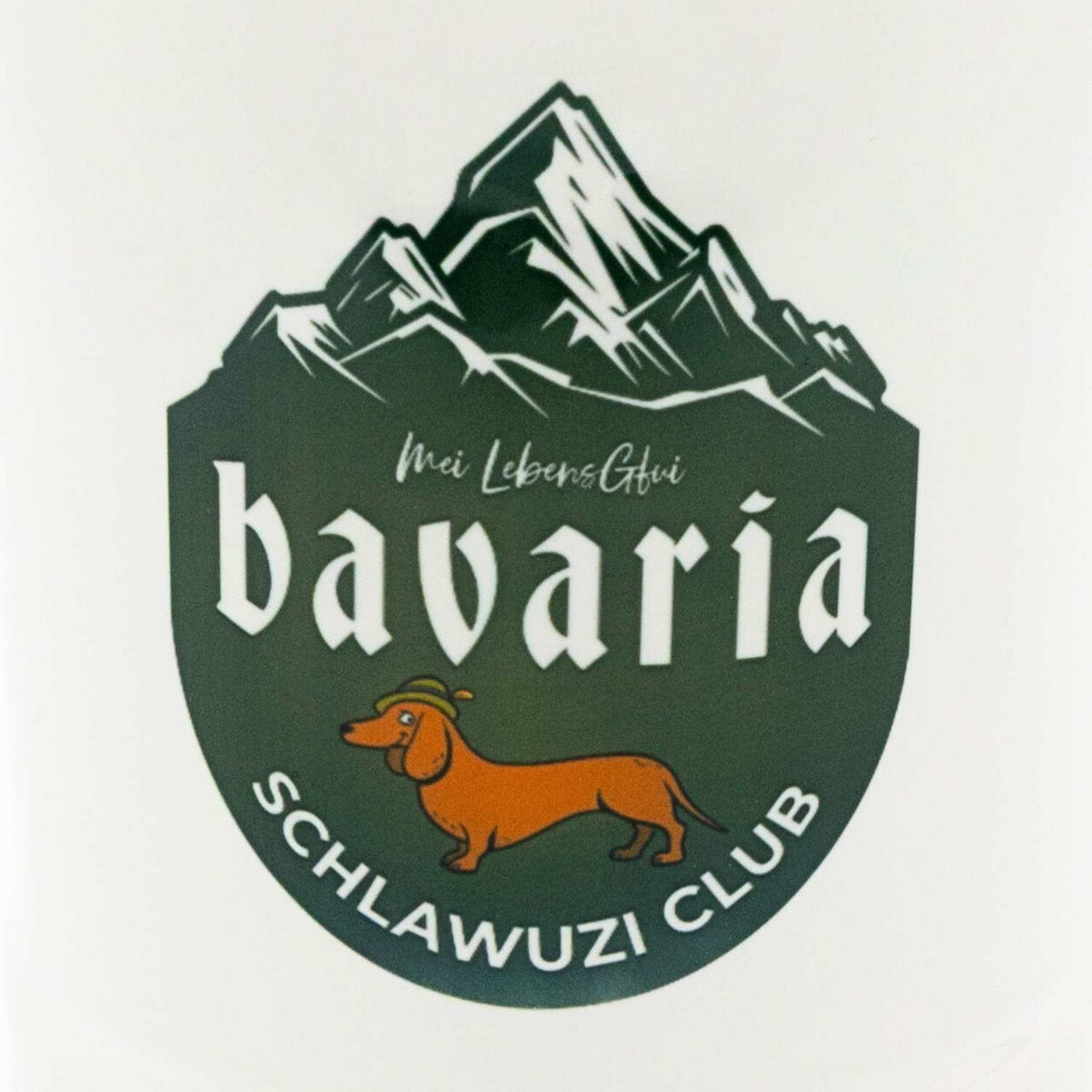 Detailaufnahme des Logos auf dem Bierkrug Bavaria Schlawuzi Club mit Dackel im Hut und Bergen.