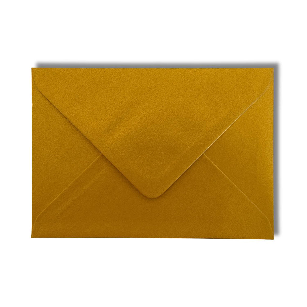 Goldene Glückwunschkarte a scheens Fest - Christkind in einem Briefumschlag auf weißem Hintergrund, geeignet für Weihnachten.