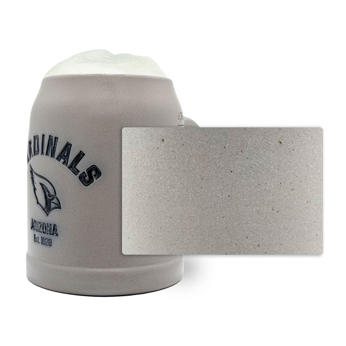 Grauer NFL PREMIUM Teamkrug Arizona Cardinals aus Stein mit Bierschaum und Struktur-Detailausschnitt.
