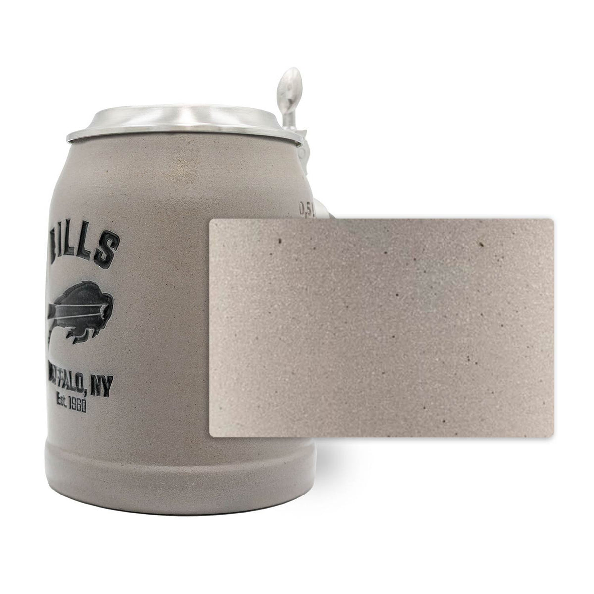Grauer NFL PREMIUM Teamkrug "Buffalo Bills" mit detailliertem Logo und Zinndeckel, inklusive Texturansicht.