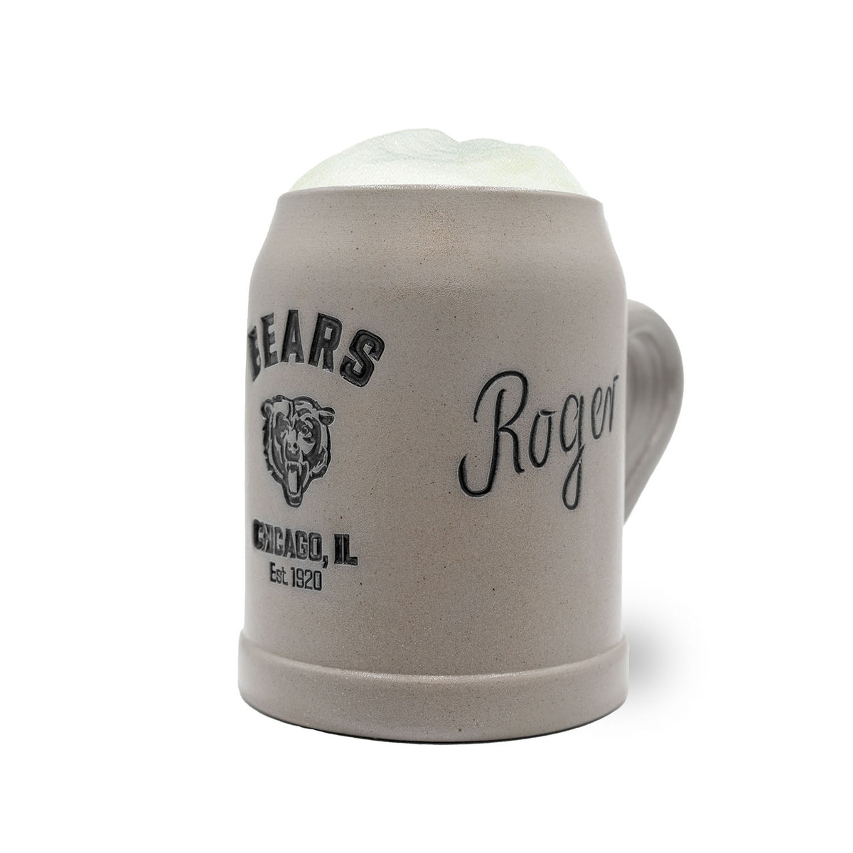Grauer ®NFL PREMIUM Teamkrug Chicago Bears aus Steinzeug mit Team-Logo und Schriftzug, gefüllt mit Schaum.