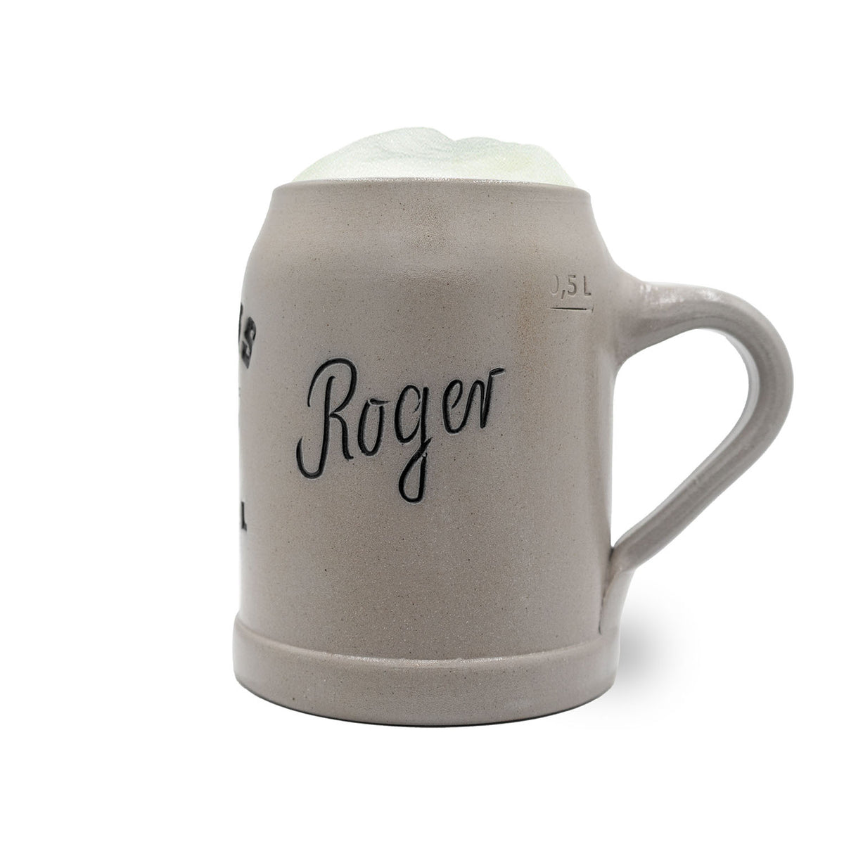 Grauer NFL PREMIUM Teamkrug Chicago Bears mit Schriftzug Roger und 0,5 Liter Markierung, gefüllt mit Schaum.
