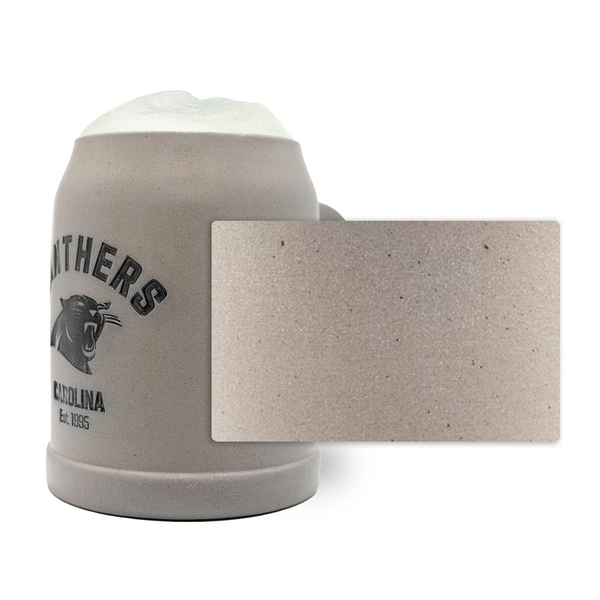 ®NFL PREMIUM Teamkrug Carolina Panthers aus grauem Steinzeug mit schwarzem Logo, nah Ansicht der Textur.