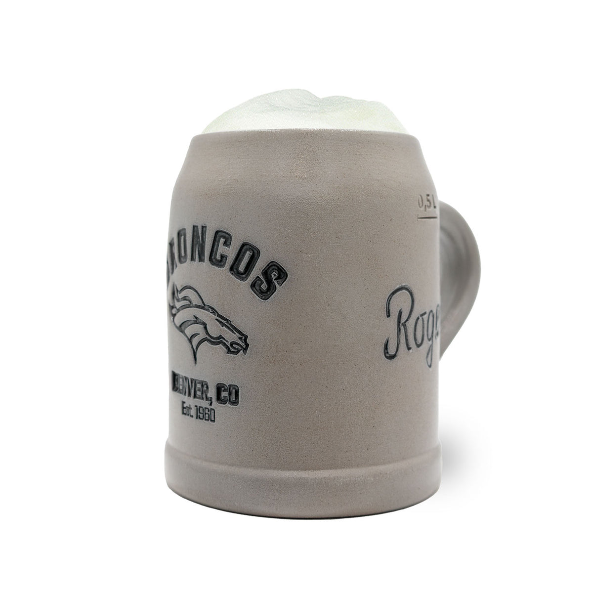®NFL PREMIUM Teamkrug Denver Broncos, graues Steinzeug mit schwarzem Logo, gefüllt mit Schaum.