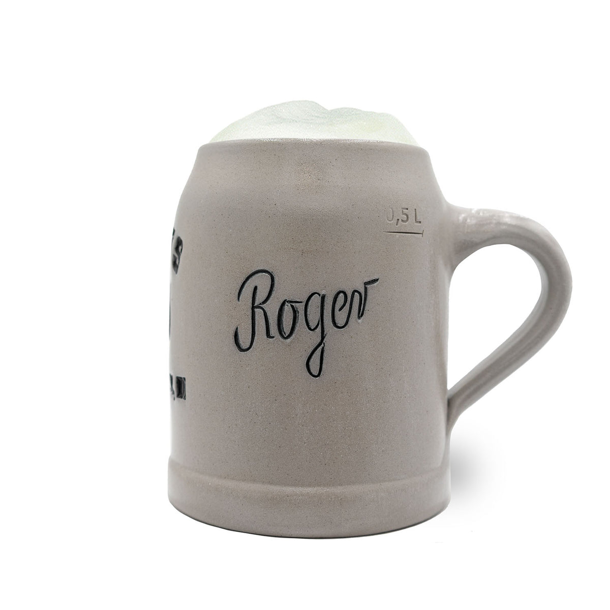 Grauer Steinzeug-Bierkrug mit Roger Schriftzug, Schaumkrone und 0,5 Liter Füllstrich, ideal für NFL Fans.
