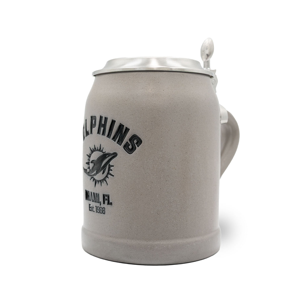 Grauer ®NFL PREMIUM Teamkrug Miami Dolphins aus Steinzeug mit schwarzem Logo und Zinndeckel, Ansicht von der Seite.
