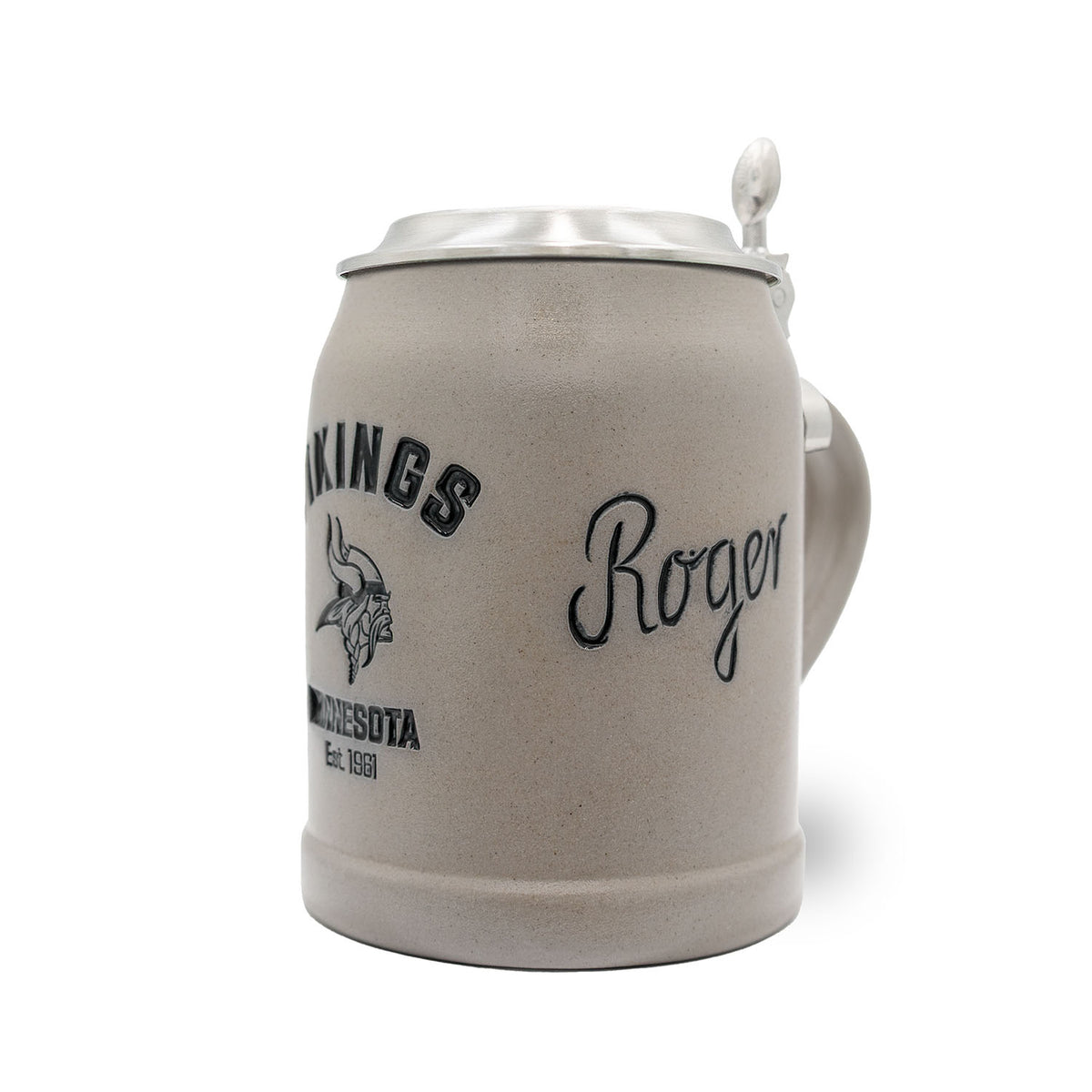 Grauer Tonkrug NFL PREMIUM Teamkrug Minnesota Vikings mit Wappengravur, Schriftzug und Zinndeckel.