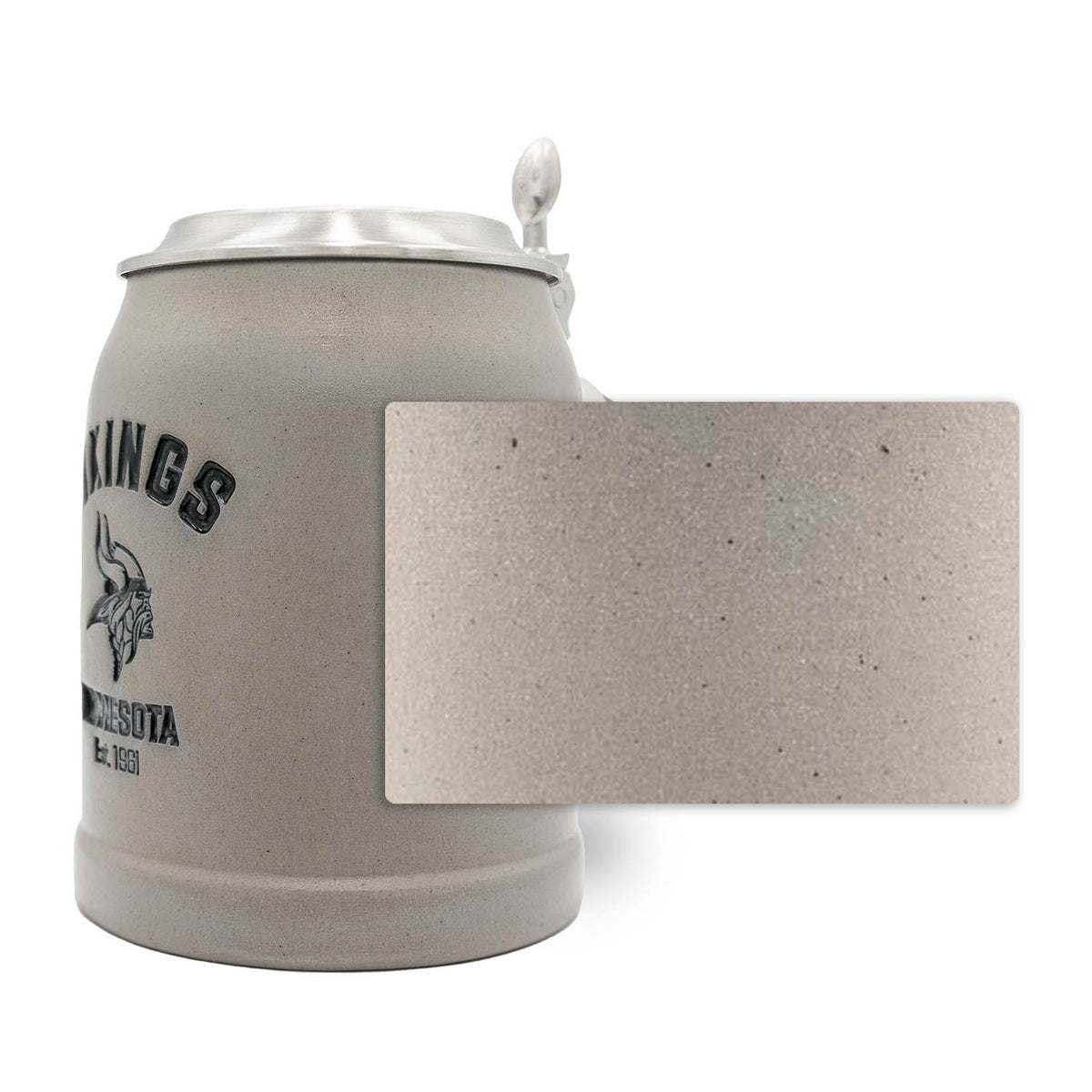 ®NFL PREMIUM Teamkrug Minnesota Vikings aus Steinzeug mit Zinndeckel und rauer Textur, dazu Nahaufnahme der Oberfläche