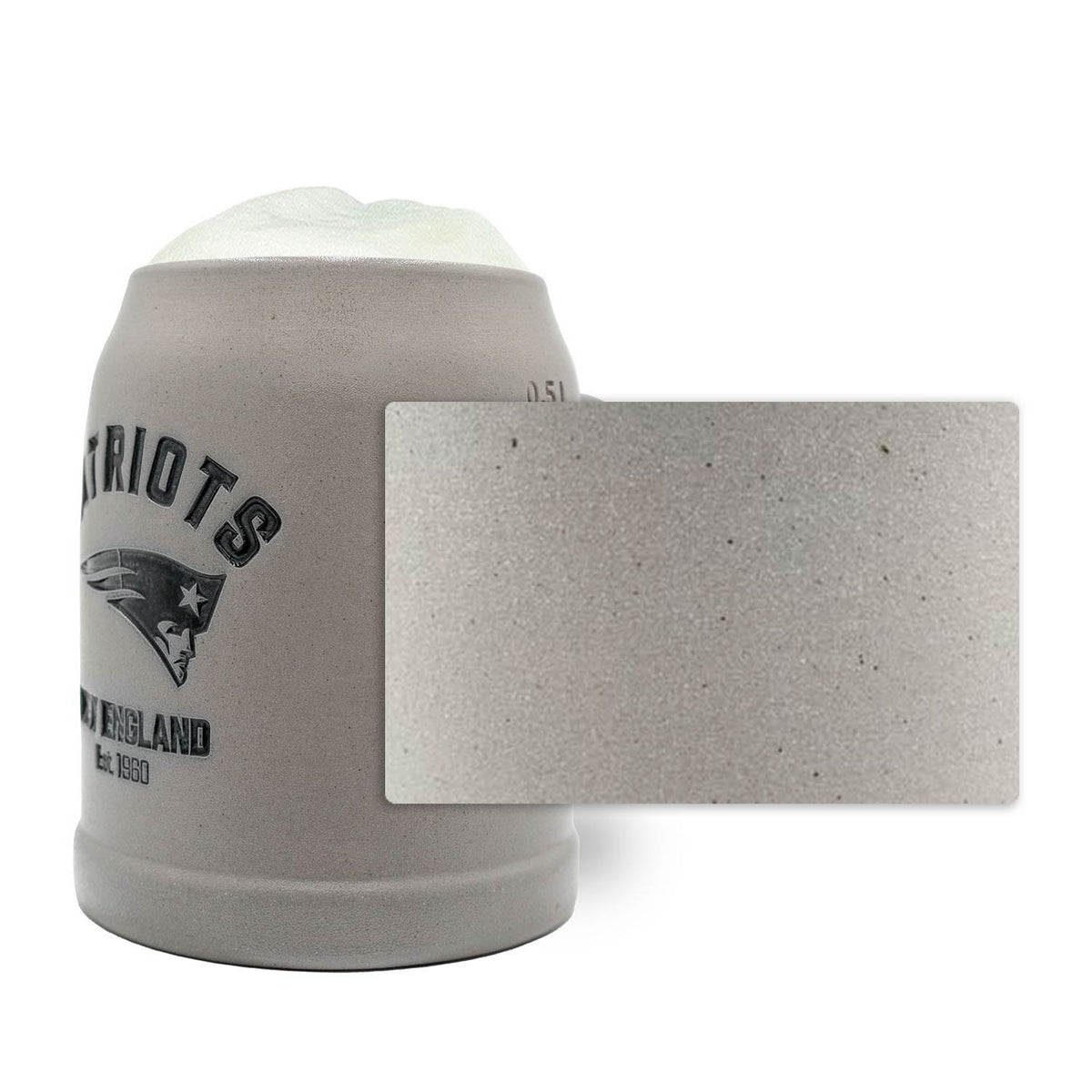 ®NFL PREMIUM Teamkrug "New England Patriots" aus grauem Steinzeug mit detailliertem Logo und rauer Textur.