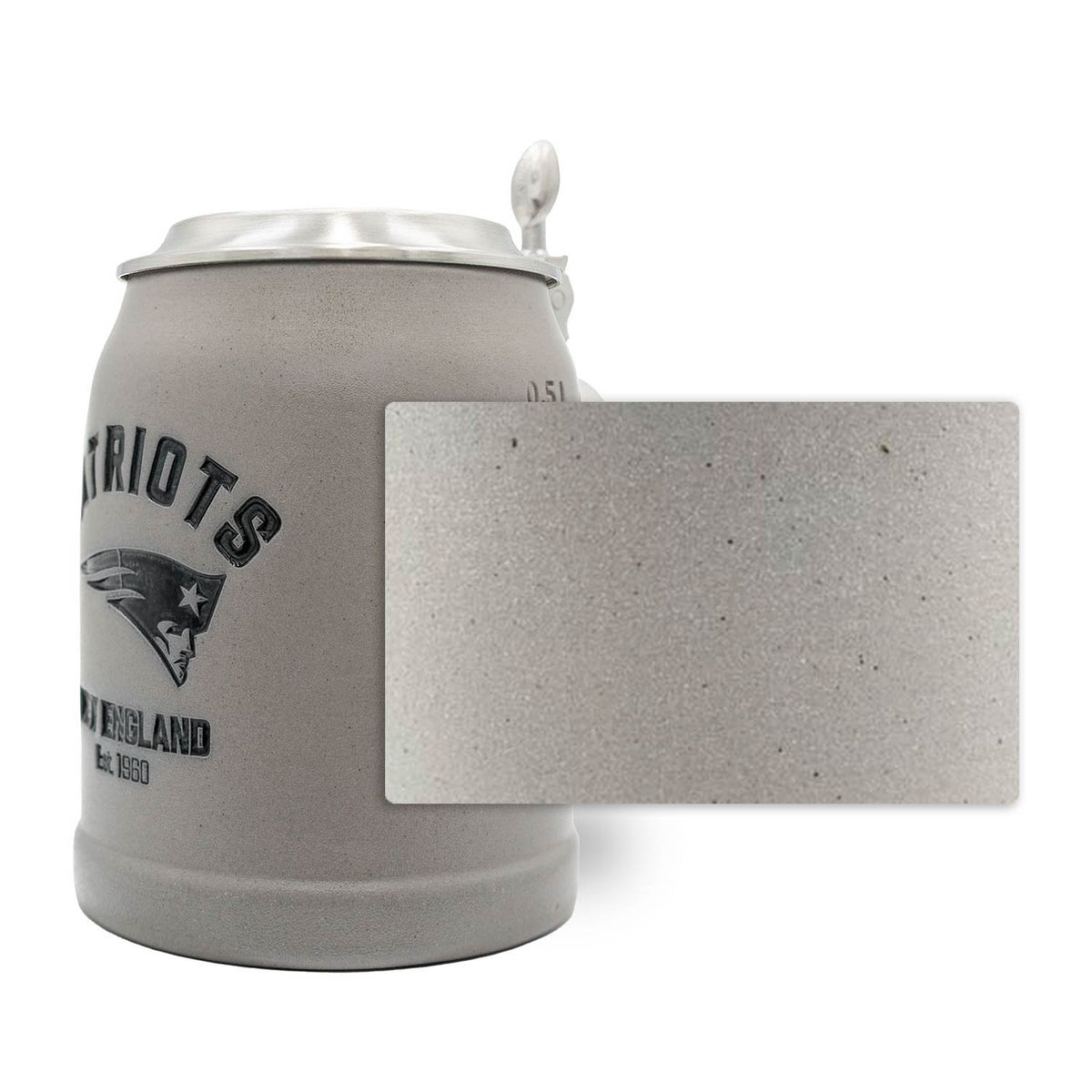 Grauer ®NFL PREMIUM Teamkrug New England Patriots aus Steinzeug, mit Metallclip und strukturiertem Detail.