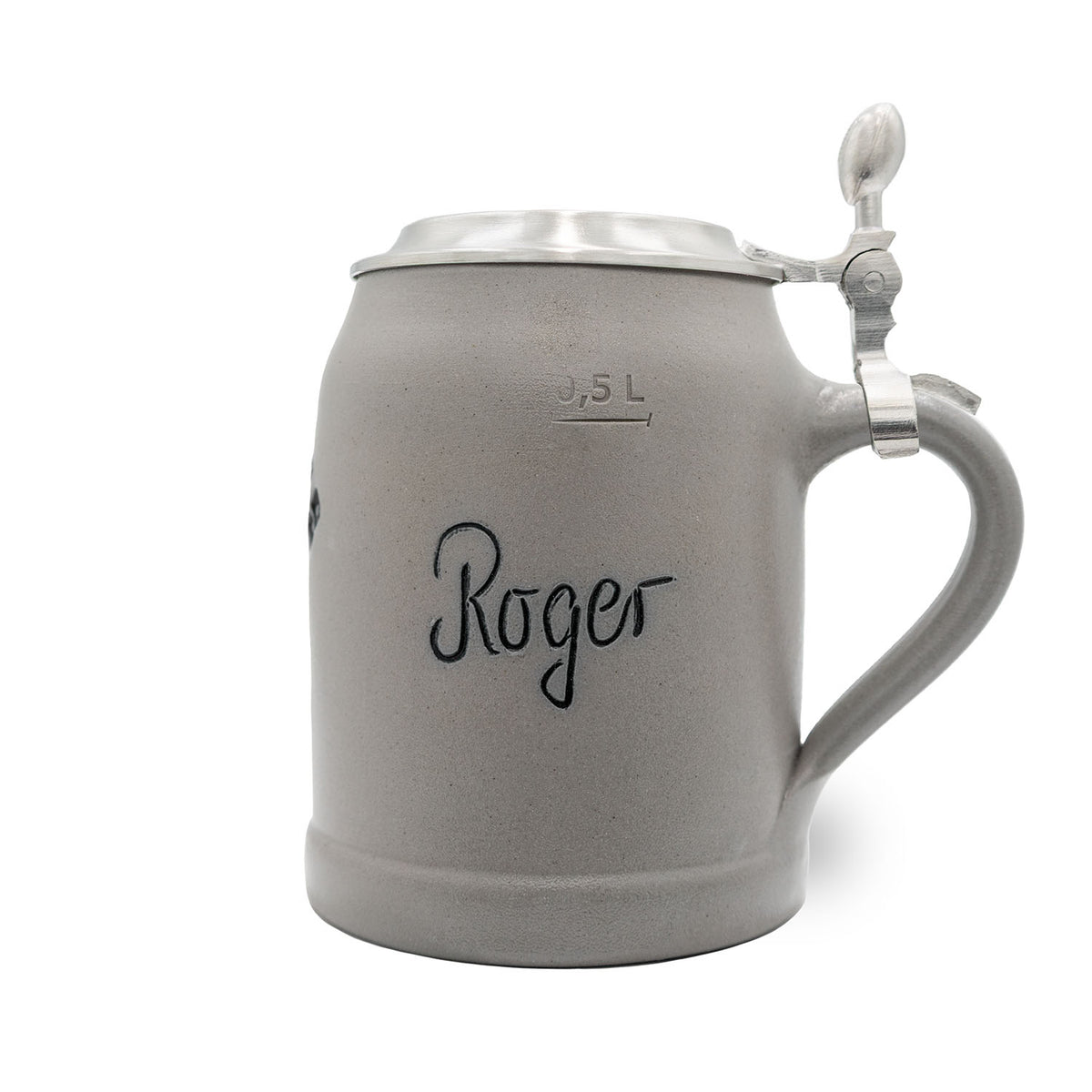 Grauer Steinzeugkrug 0,5 L mit Zinnklappdeckel, schwarzer "Roger" Aufschrift und New England Patriots Logo.