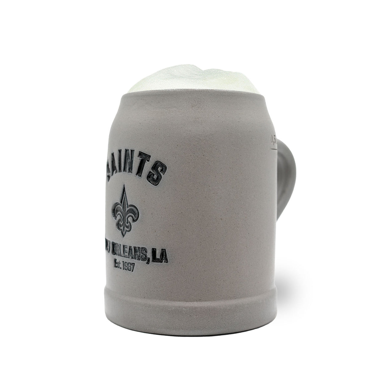 Grauer ®NFL PREMIUM Teamkrug New Orleans Saints aus Steinzeug mit Team-Logo und Schriftzug, gefüllt mit Schaum.