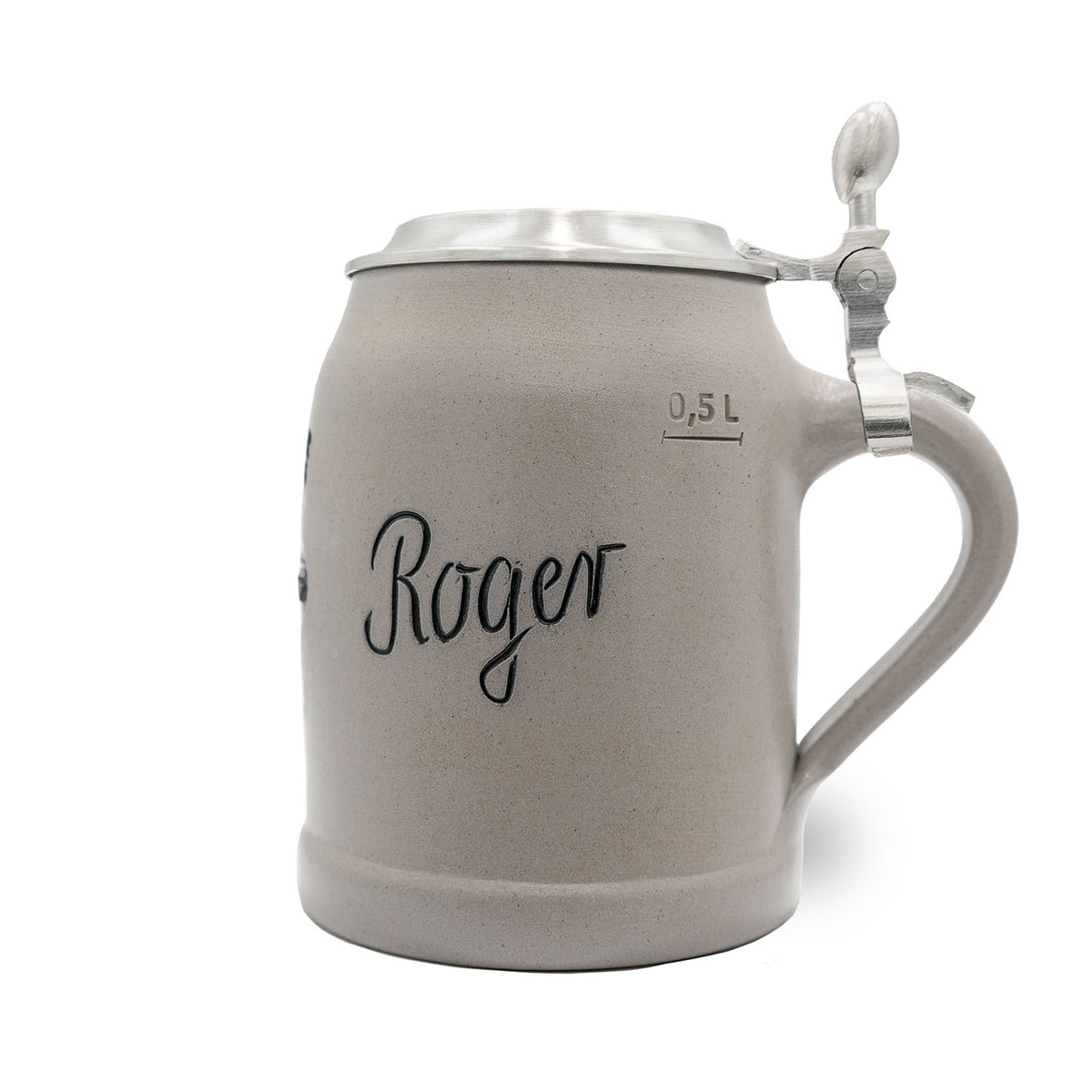 Grauer Roger Bierkrug mit Zinndeckel und Henkel, 0,5 Liter Fassungsvermögen, in Detailansicht.