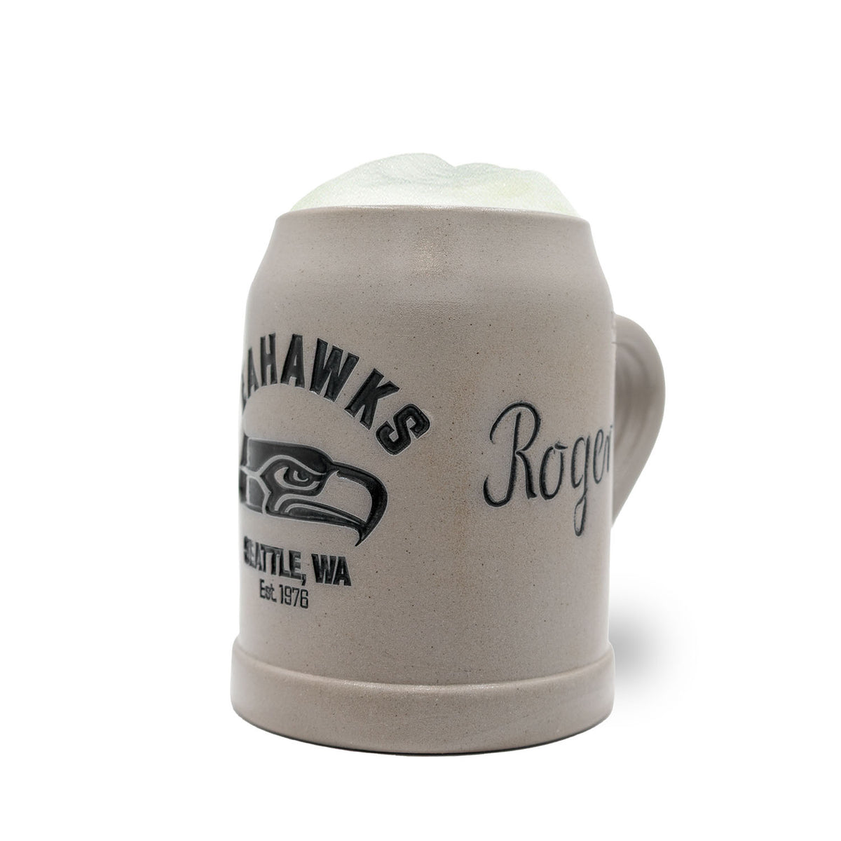 NFL PREMIUM Teamkrug Seattle Seahawks aus Steinzeug mit Teamlogo und Personalisierung, gefüllt mit Schaum.