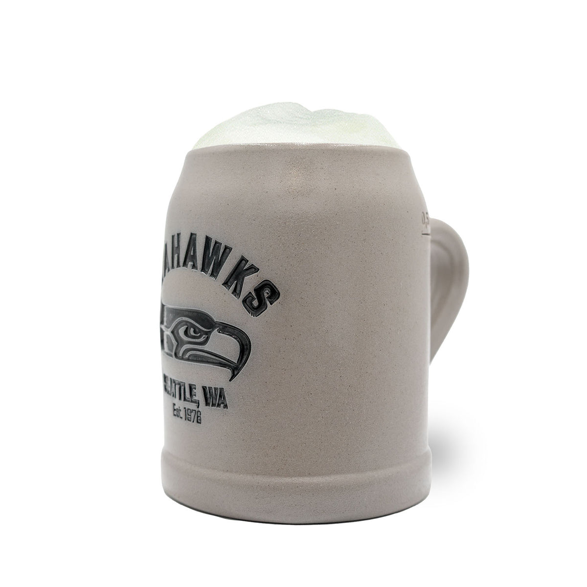 Traditioneller NFL Bierkrug „Seattle Seahawks“ aus Steinzeug mit farbigem Teamlogo in Reliefoptik, 0,5 l.
