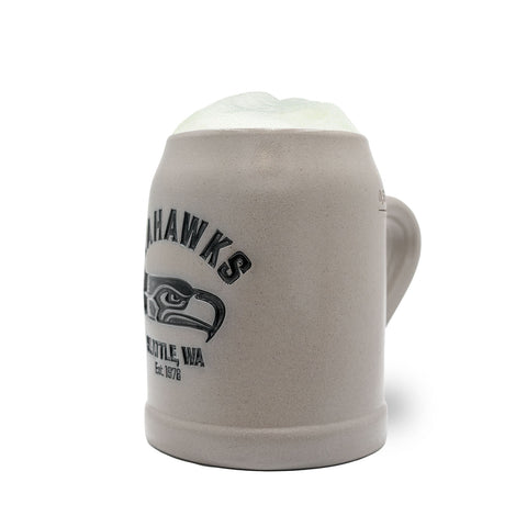 Traditioneller NFL Bierkrug „Seattle Seahawks“ aus Steinzeug mit farbigem Teamlogo in Reliefoptik, 0,5 l.