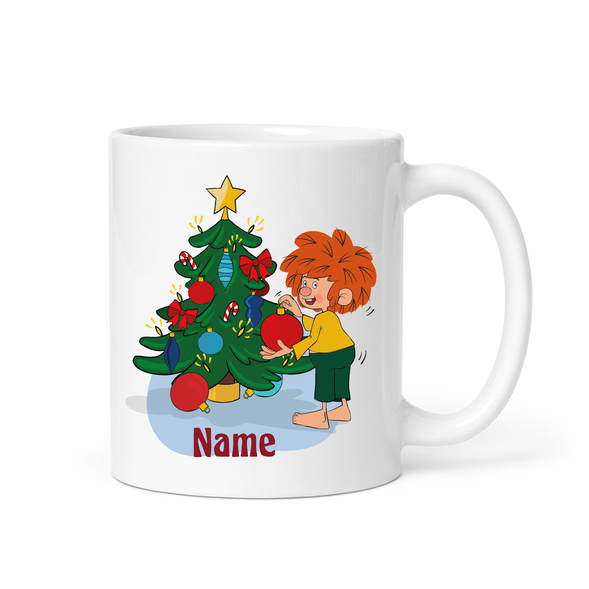 Weiße ®Pumuckl Tasse Weihnachten personalisierbar, mit Pumuckl beim Schmücken des Weihnachtsbaumes.