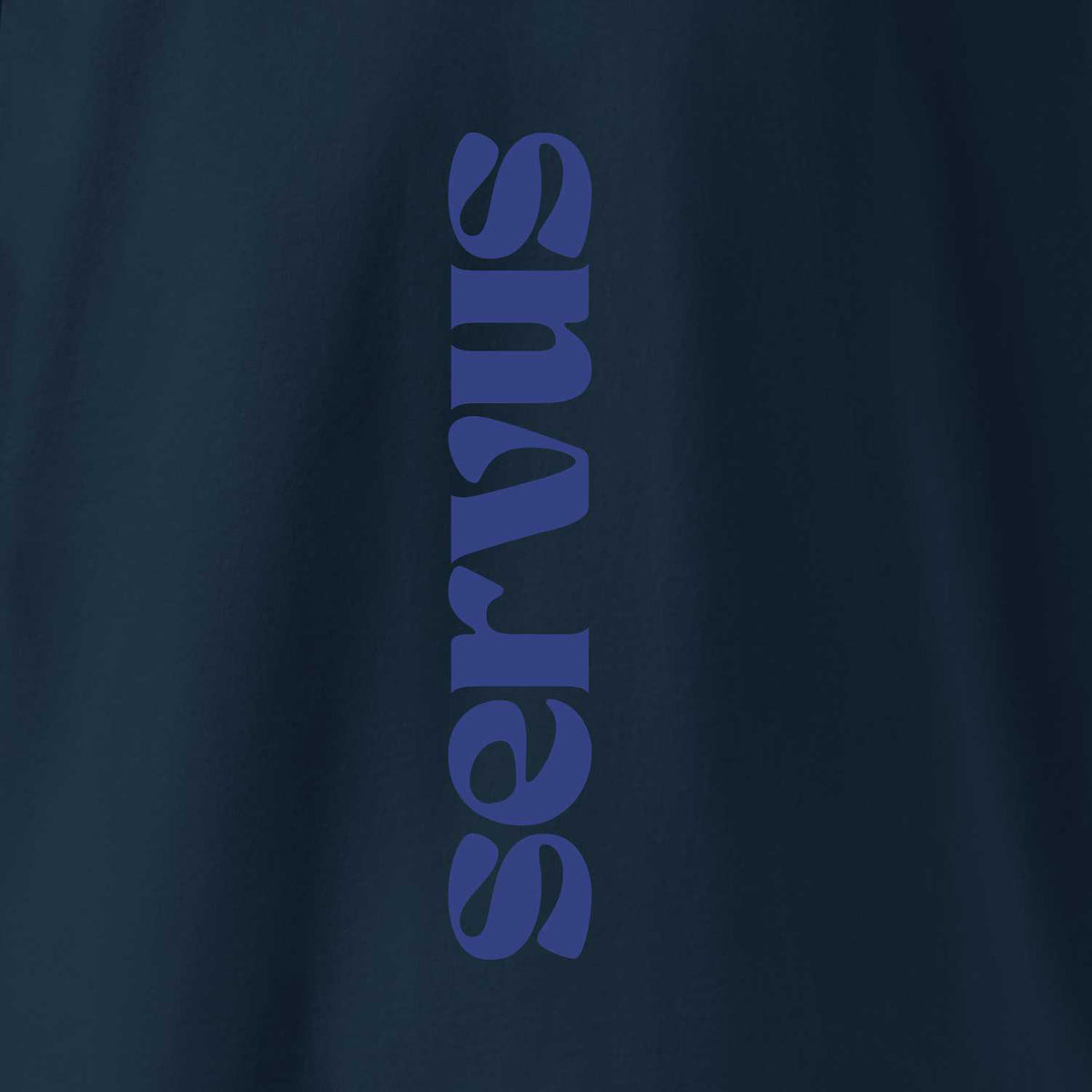 Herren T-Shirt Servus in Marineblau mit vertikalem, dunkelblauem "Servus"-Schriftzug auf der Vorderseite.