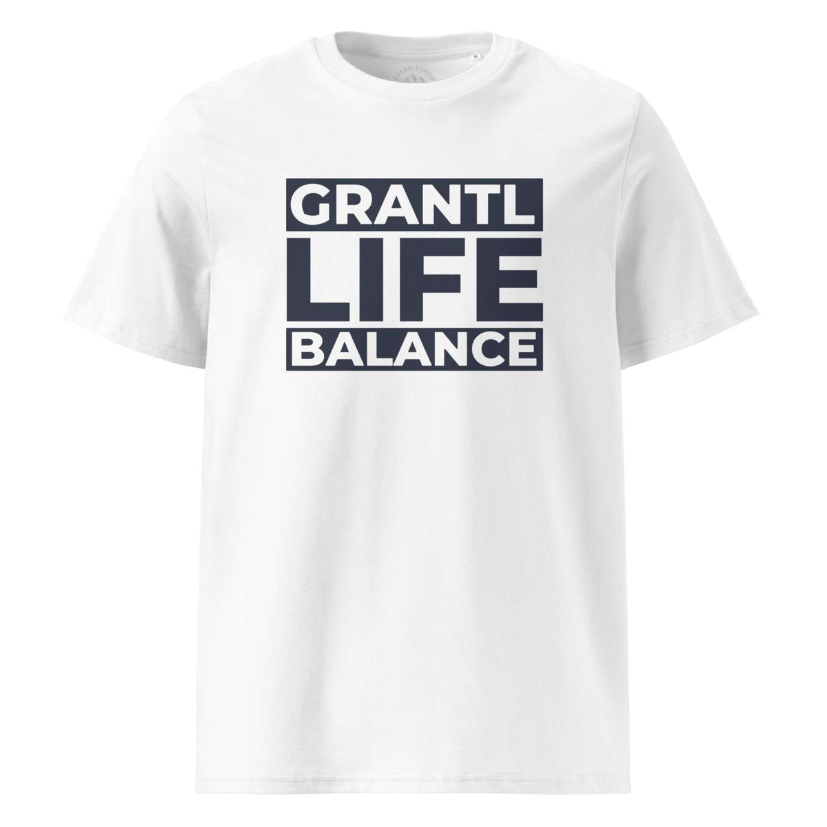 Weißes Herren T-Shirt "Grantl Life Balance" mit großem, dunkelblauem Aufdruck mittig auf der Brust.