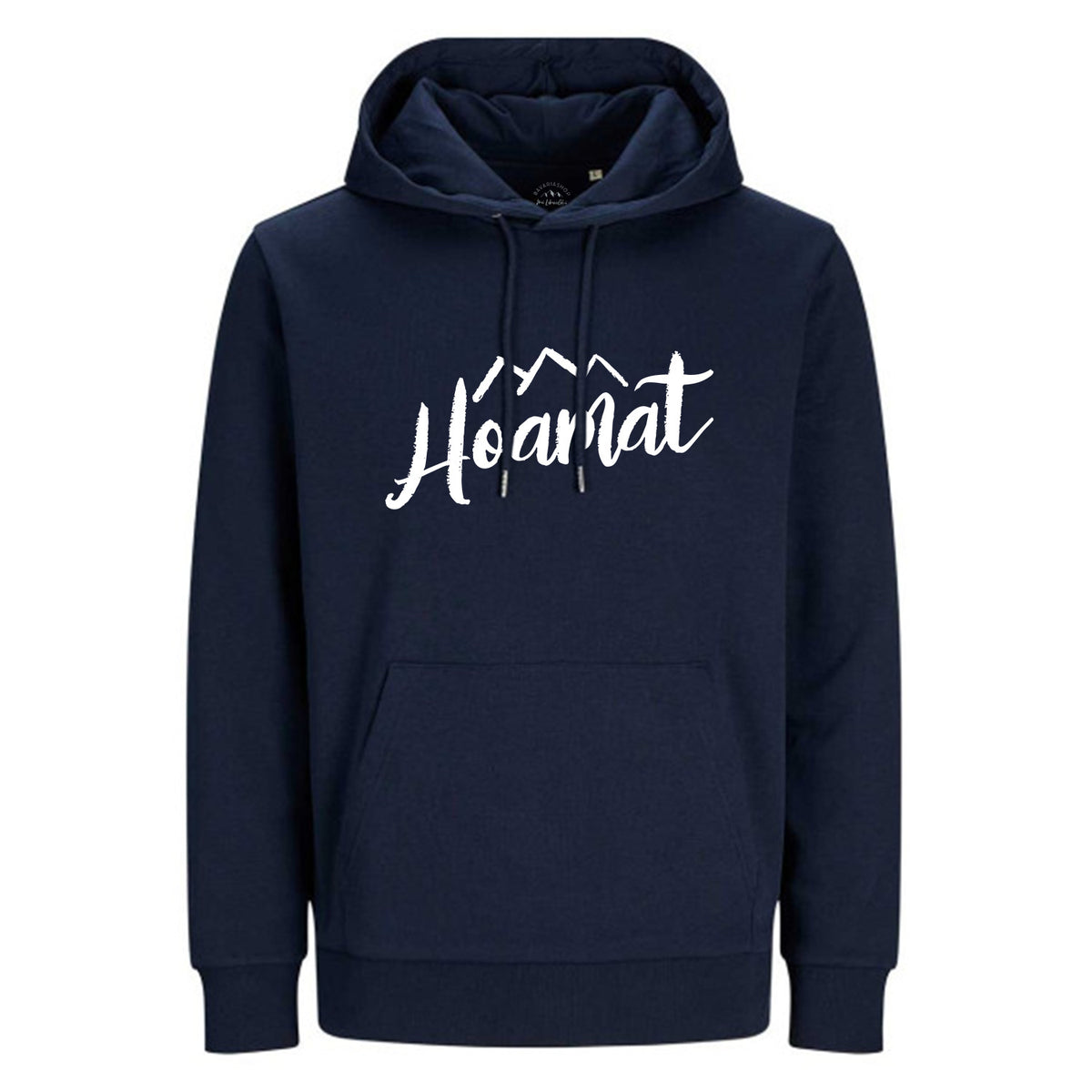 Navyblauer Hoodie Hoamat mit weißem "Hoamat"-Schriftzug und Bergmotiven auf der Brust, frontaler Ansicht.