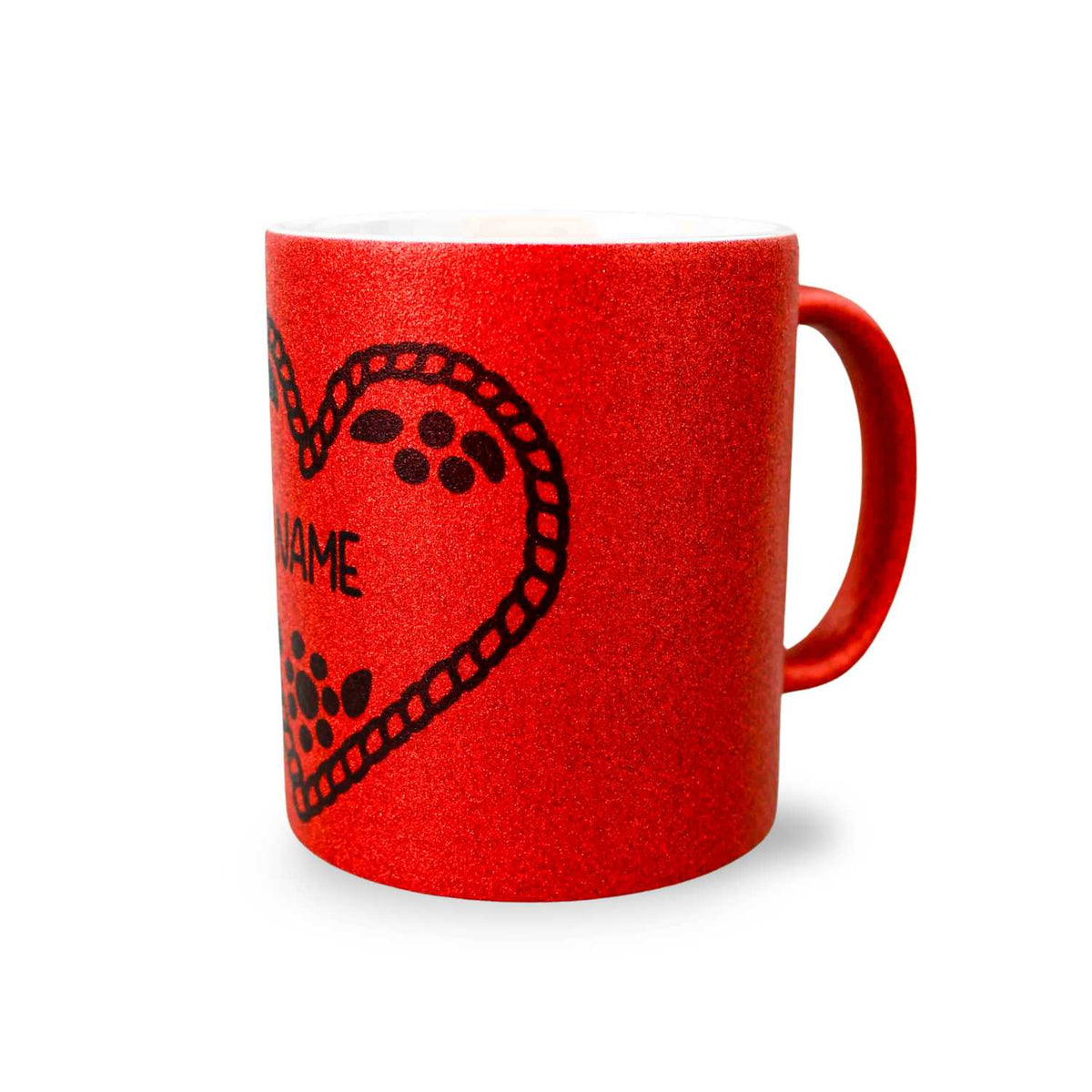 Glitzerndes rotes Kaffee Haferl Herzal mit filigranem Herzmuster und personalisierbarem Namen, isoliert.