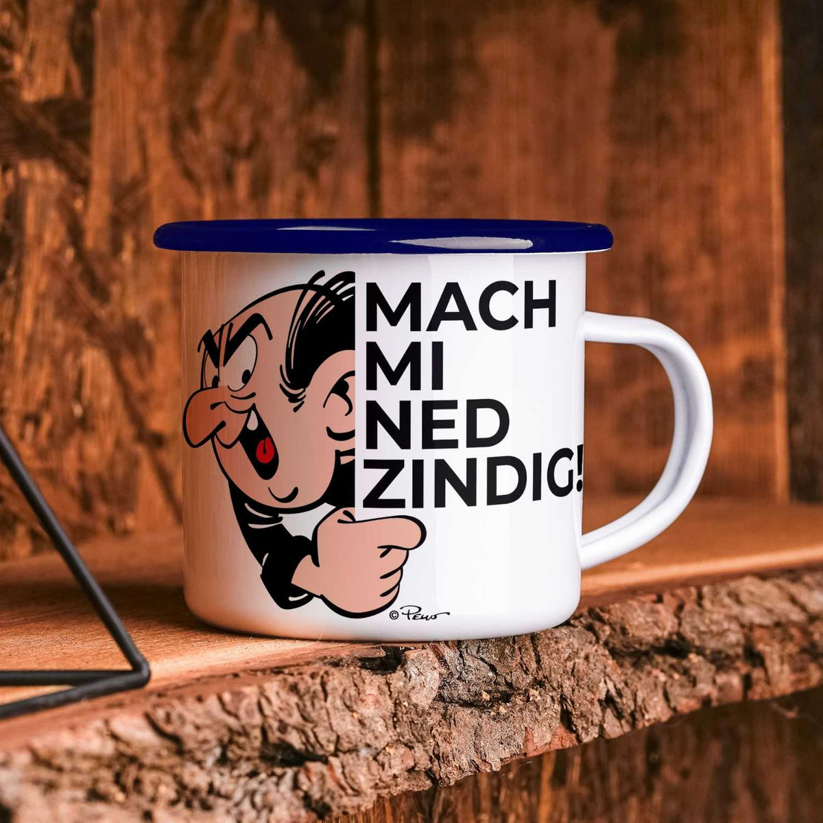 Die Schlümpfe Emailletasse Mach mi ned zindig mit Griesgram Schlumpf Motiv und blauem Rand auf Holzregal.