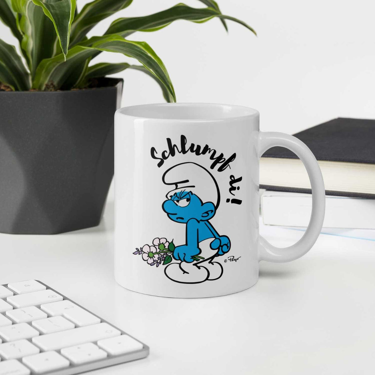 Weiße Schlümpfe Tasse Schlumpf di! mit miesepetrigem Schlumpf, der Blumen hält, auf Schreibtisch.