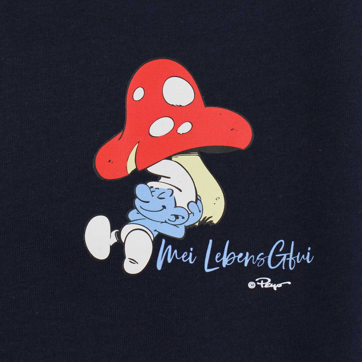 ®Die Schlümpfe Herren T-Shirt "Do legst di nieda" mit Schlumpf unter rotem Pilz auf dunkelblauem Stoff.