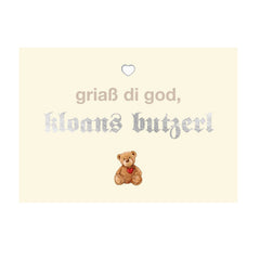 Glückwunschkarte "Kloans Butzerl" mit Teddybär und Schriftzug "griaß di god, kloans butzerl" auf hellem Hintergrund.