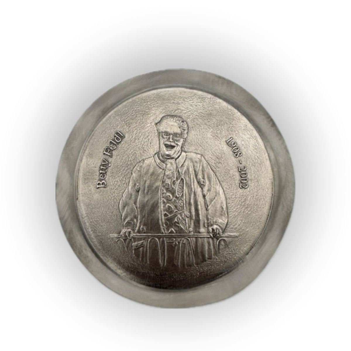 Zinndeckel des Oktoberfestkrugs 2026 mit Relief-Porträt von Wiesn-Original Betty Feldl, 1908–2002