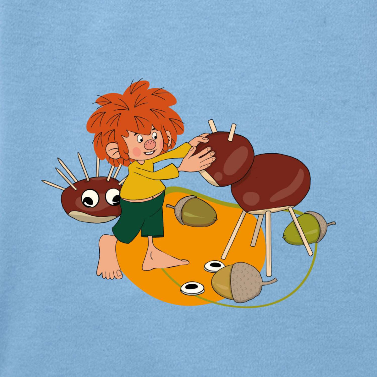 ®Pumuckl Baby-Body "Natur narrisch" zeigt Pumuckl beim Kastanienbasteln mit Eicheln auf hellblauem Grund.