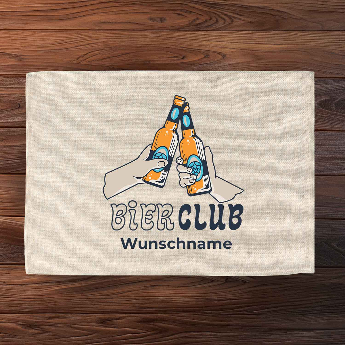 Tischset "Bier Club" mit Wunschname auf Holz, illustriert mit zwei anstoßenden Bierflaschen, ideal für Bierliebhaber