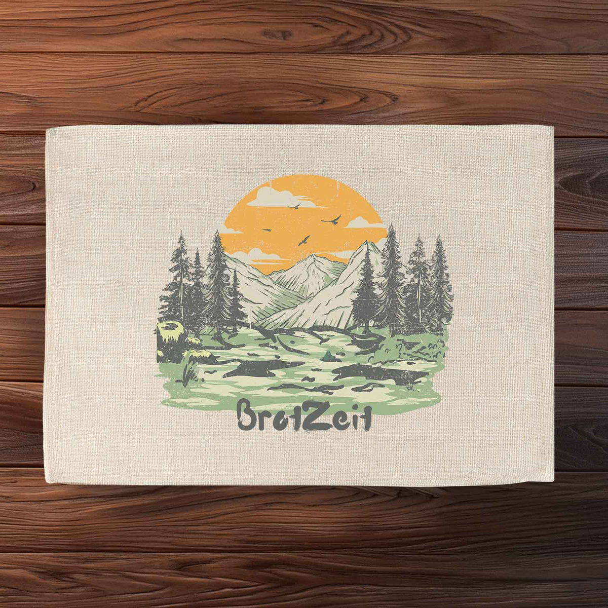 Tischset BrotZeit mit naturfarbener Leinenstruktur und alpinem Motiv, Bergen, Wald und Abendsonne.