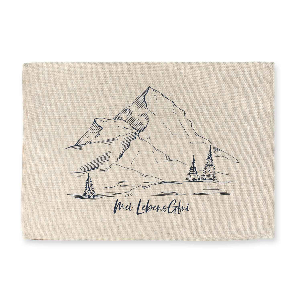 Tischset Landschaft hellbeige mit Bergmotiv, Tannenbäumen und Schriftzug Mei LebensGfui in Dunkelblau.