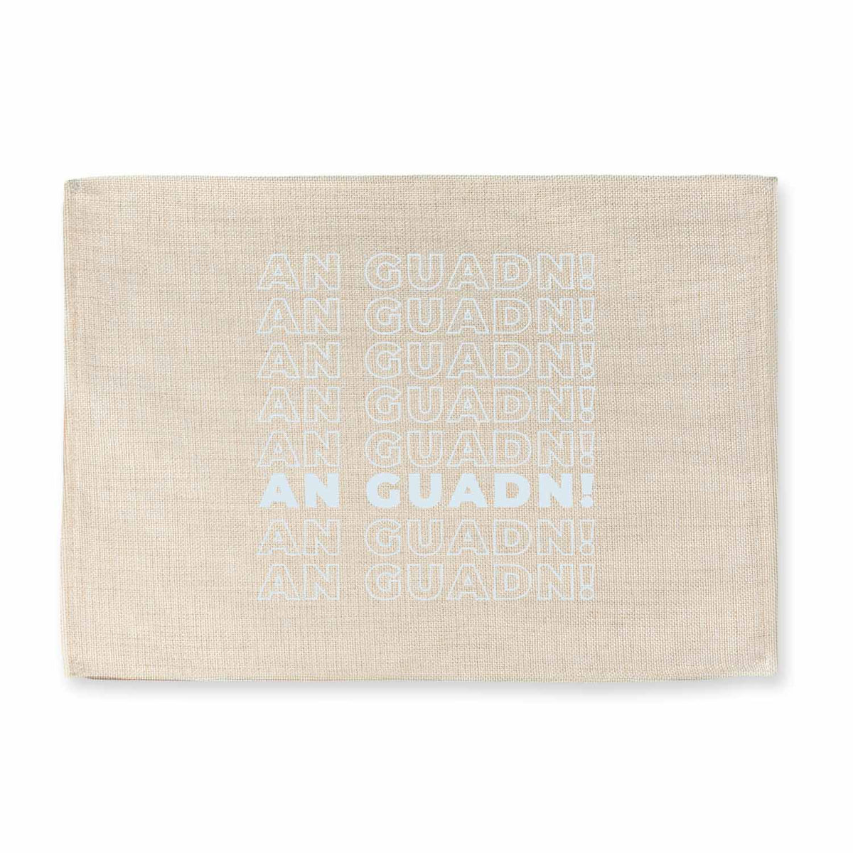 Tischset AN GUADN aus beigem Stoff mit weißem Textaufdruck An Guadn! in mehreren Zeilen, bayerischer Stil