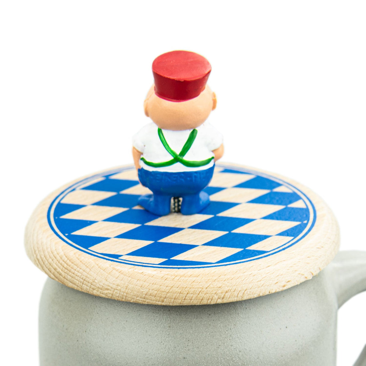 Engel Aloisius Bierdeckel Dienstmann aus Holz mit blau-weißem Rautenmuster und dreidimensionaler Figur.