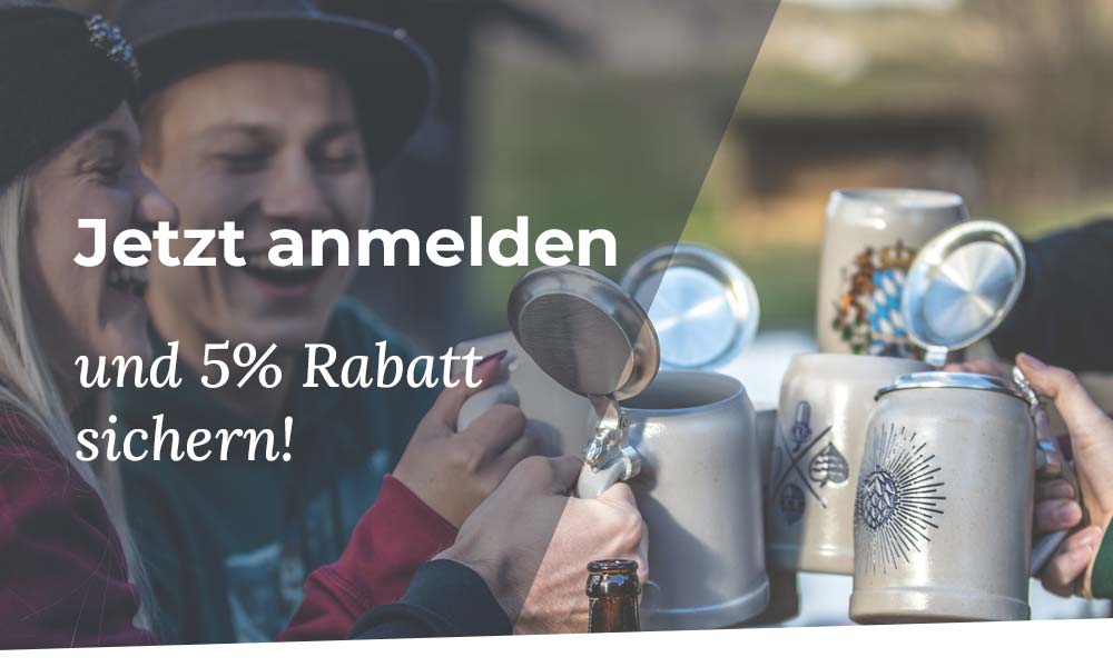 Lachende Menschen halten rustikale Bierkrüge mit Zinn-Deckeln. Ein typisches bayrisches Design ist zu erkennen.