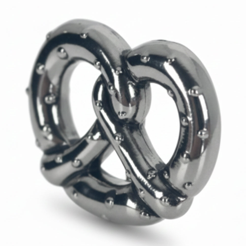 Brezel Anstecker silber schräg von der Seite – glänzende Brezn als Trachten-Anstecker