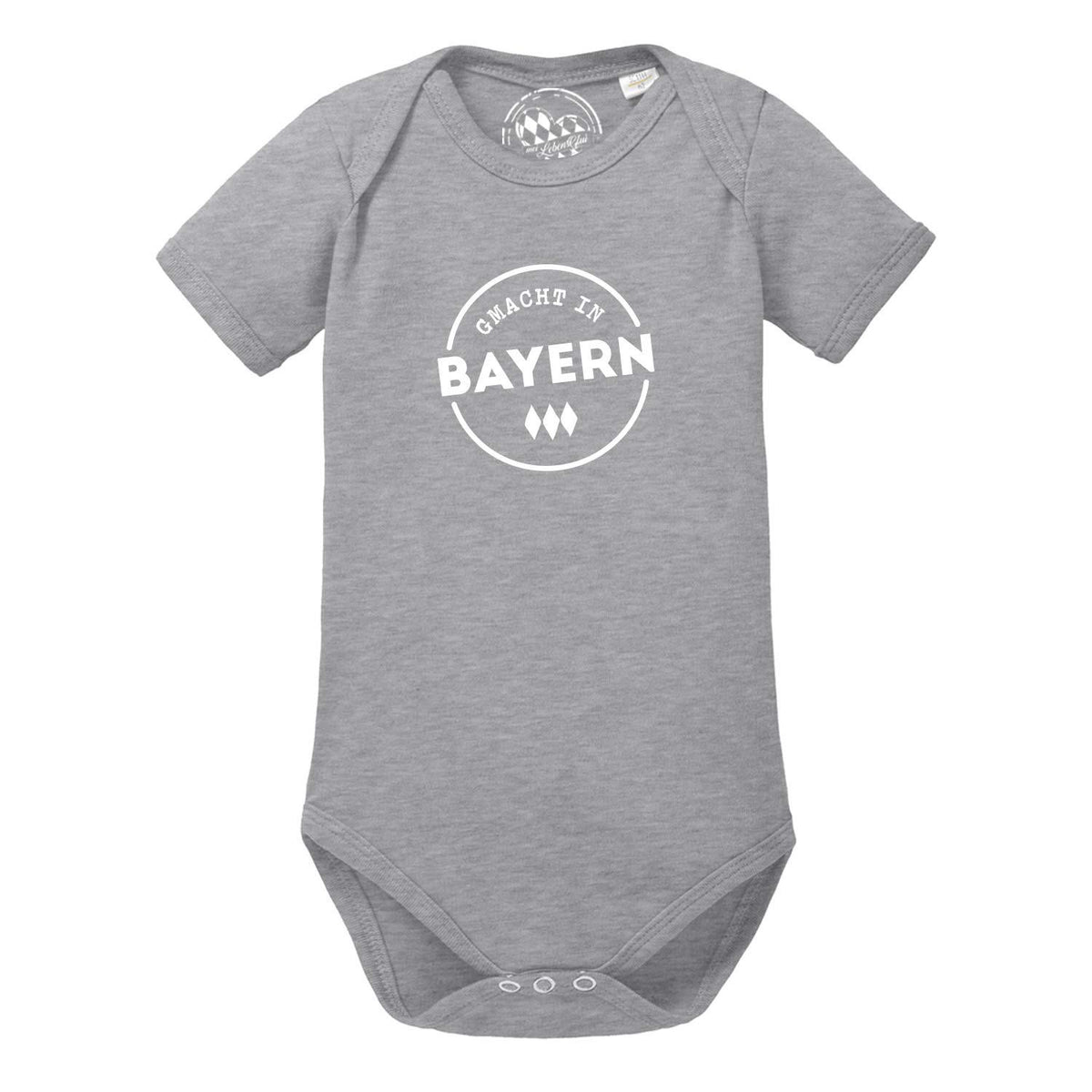 Grauer Baby Body Gmacht in Bayern mit weißem Schriftzug und blau-weißer Rauten-Zierschrift für Babys.