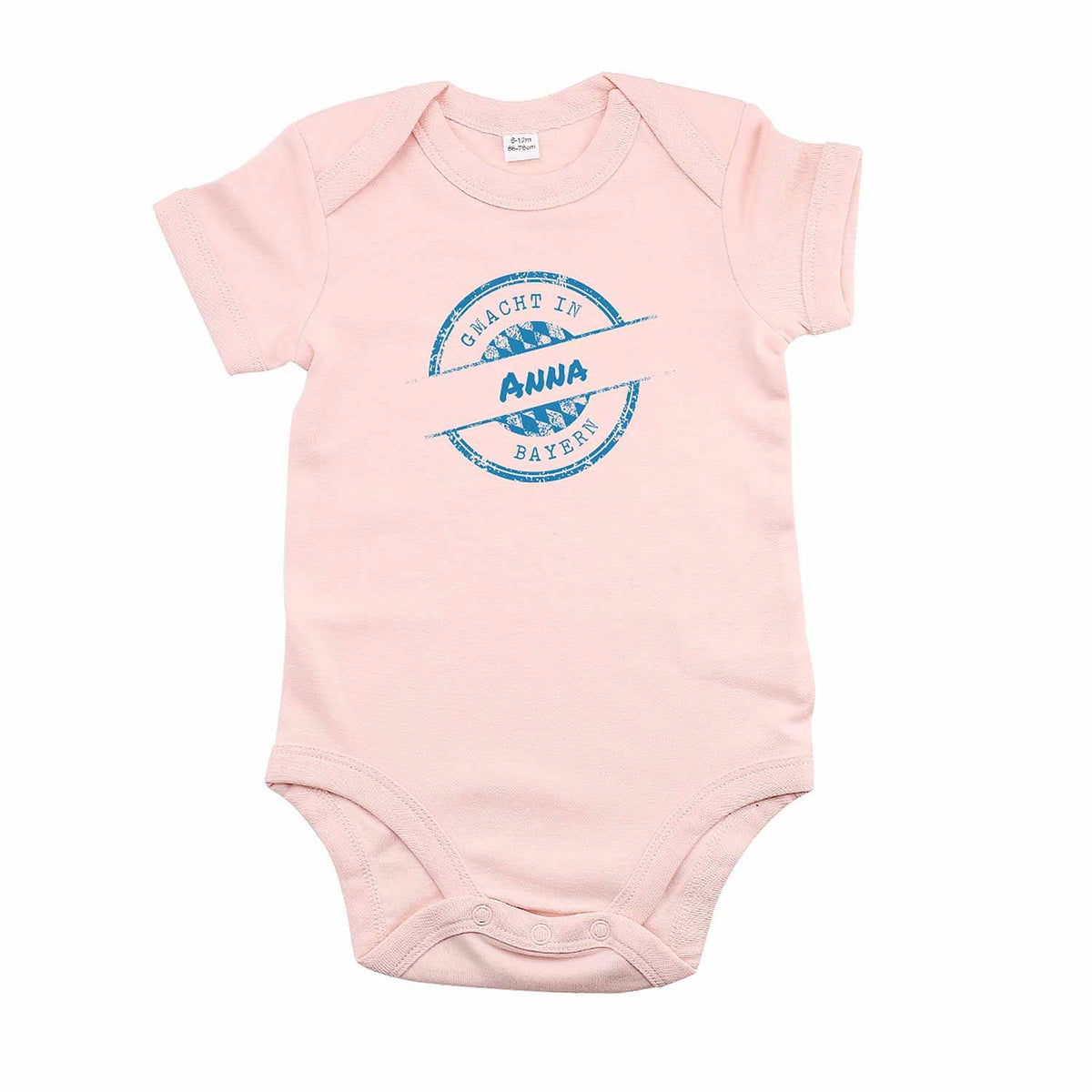 Rosa Baby Body gmacht in Bayern mit Wunschname "Anna" und blauer Schrift, weicher Strampler für Mädchen.