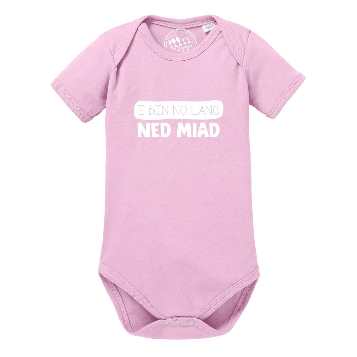 Rosa Baby Body no lang ned miad mit weißem Spruch und kurzen Ärmeln.