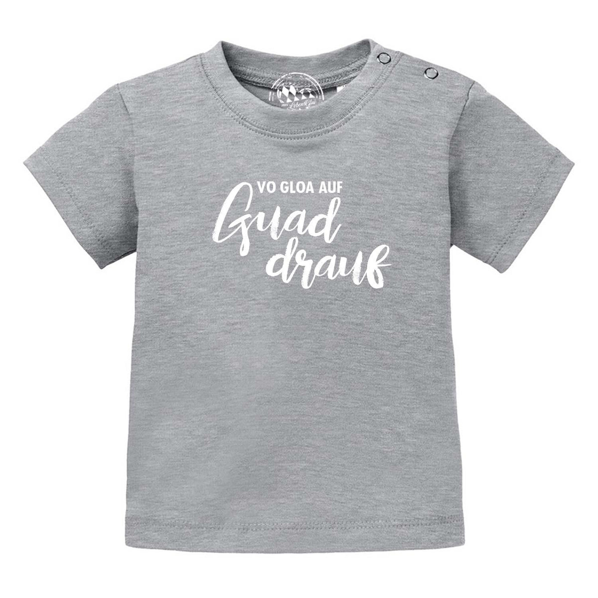 Graues Baby T-Shirt "guad drauf" mit weißem Text und Druckknöpfen an der Schulter für einfaches Anziehen