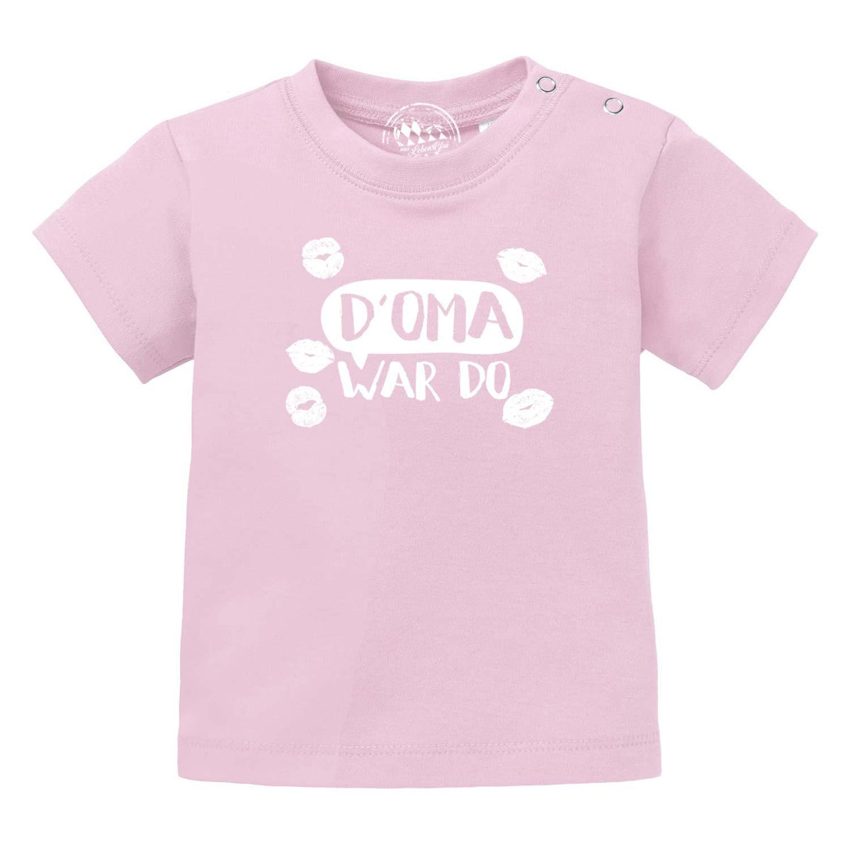 Rosa Baby T-Shirt "D' Oma war do…" mit weißen Lippenstiftküssen und Druckknöpfen an der Schulter.