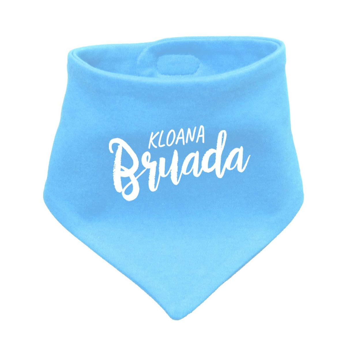 Helles Babyhalstuch Kloana Bruada in Himmelblau mit weißer Schrift liegend präsentiert.