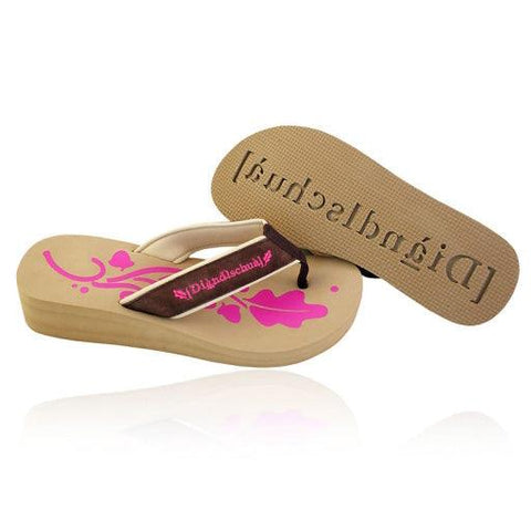 Beige Keilabsatz-Flip-Flops mit pinkem Blumenmuster und braunen Riemen, perfekt für sommerliche Outfits.