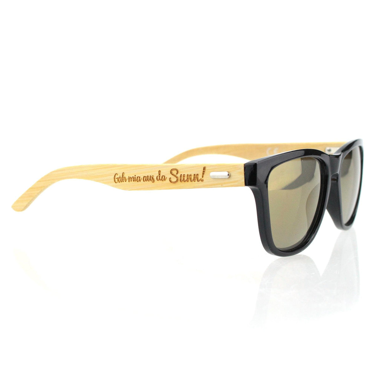 Schwarze Sonnenbrille mit braunen Holzbügeln und eingraviertem Schriftzug "Gäh mia aus da Sunn!