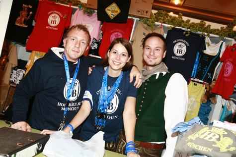 Bavariashop-Team am Merchandise-Stand im Hofbräu-Festzelt auf dem Oktoberfest
